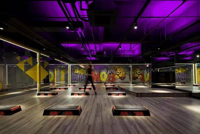  夜间灯光球场投入使用，上班族下班后挥拍健身