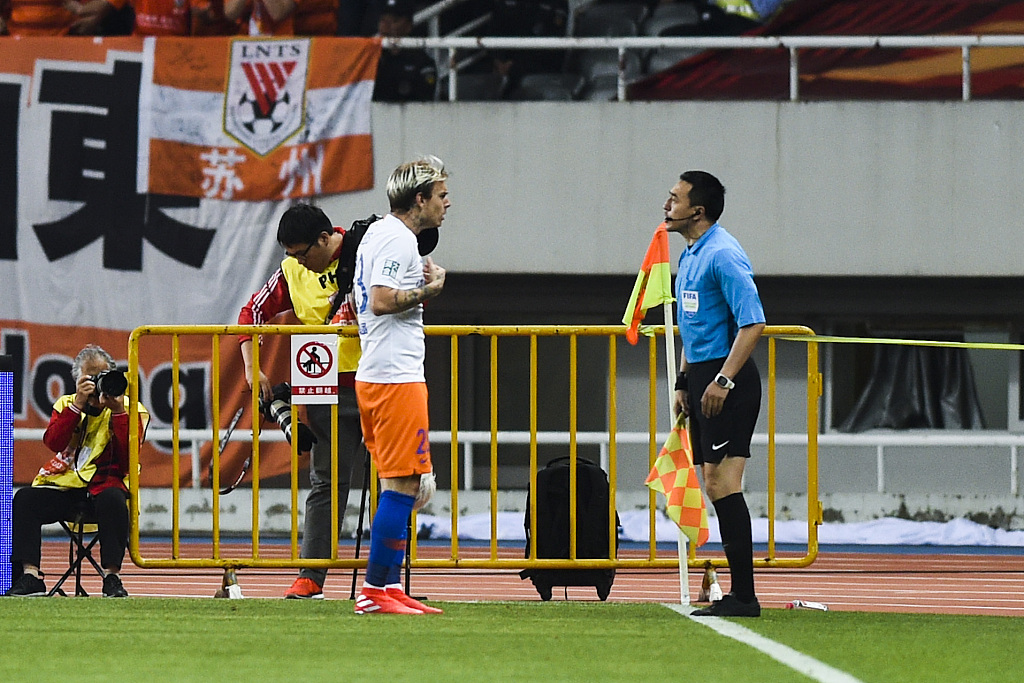  VAR技术改变比赛走向，争议判罚引发热议