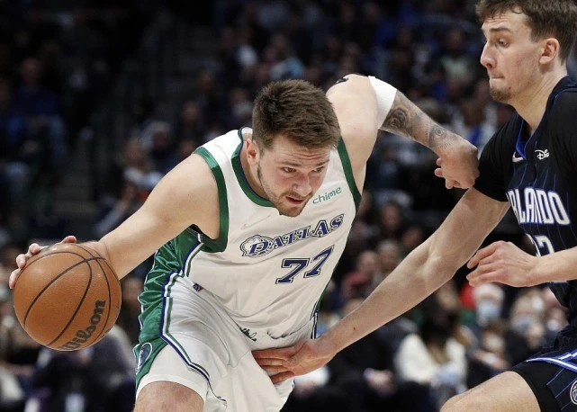  东契奇超神发挥独行侠轻取开拓者