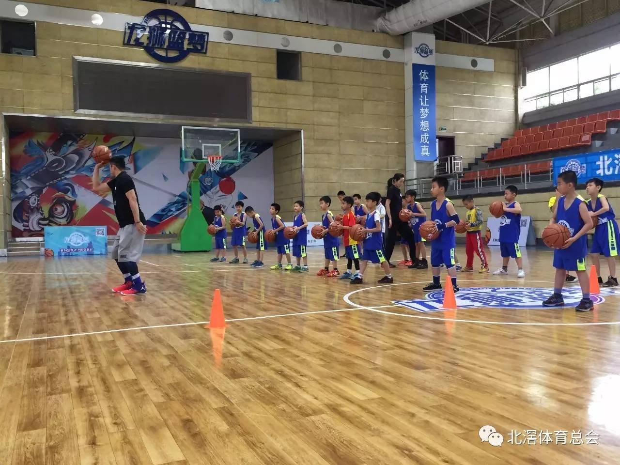  球星公益走进校园，篮球梦想照亮少年未来