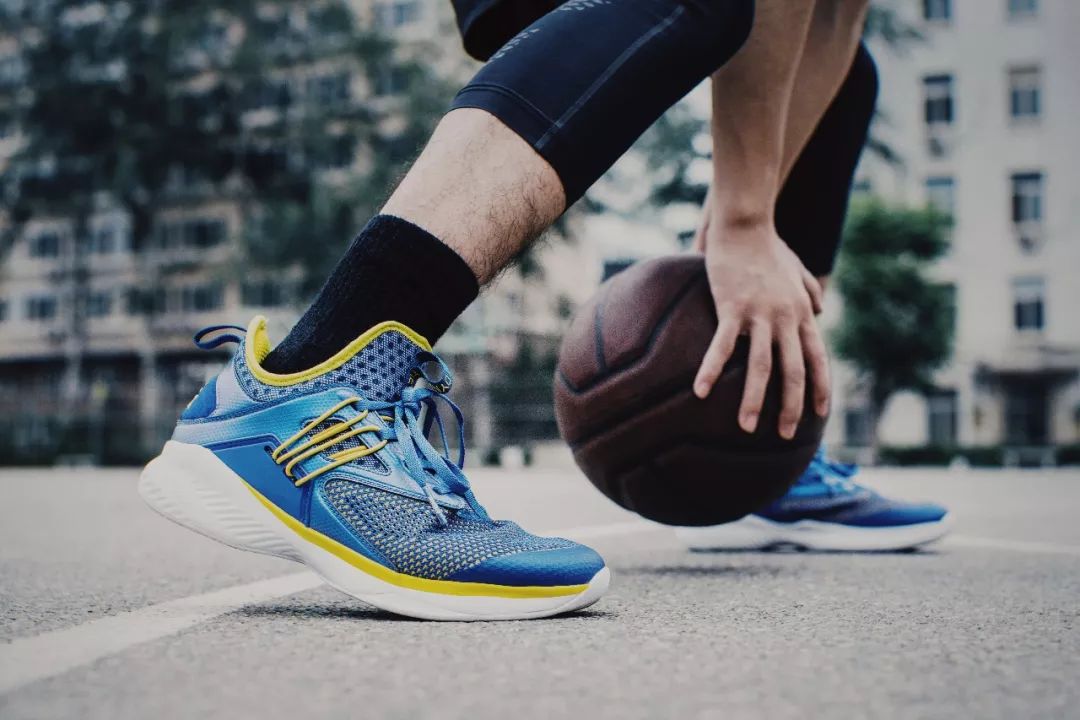  篮球鞋科技革新，新款战靴助力球员弹跳