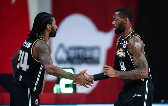  德比大战火花四溅，红黄牌频现火药味