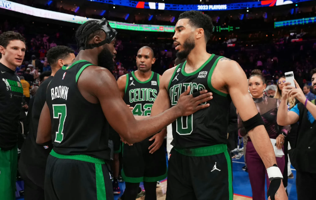  塔图姆末节爆发绿军加时险胜雄鹿