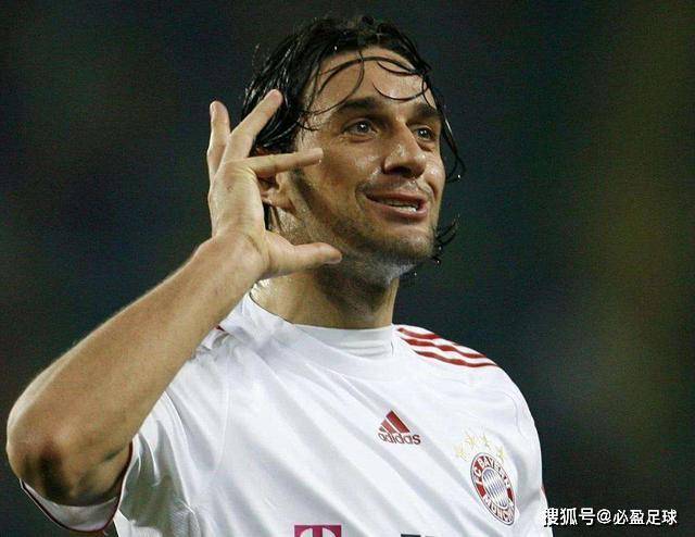  费德勒出席元老赛开幕式，传奇归来引全场起立致敬  